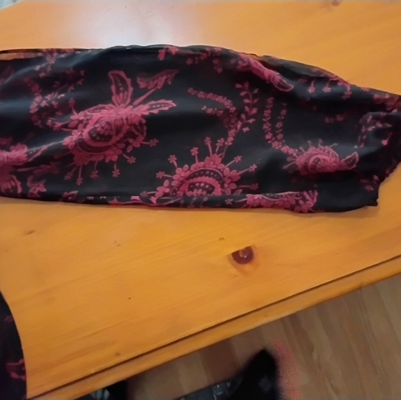 Express Cold Shoulder Red Black Ties Sleeves Soulders Silky Material V Neck - Picture 5 of 7